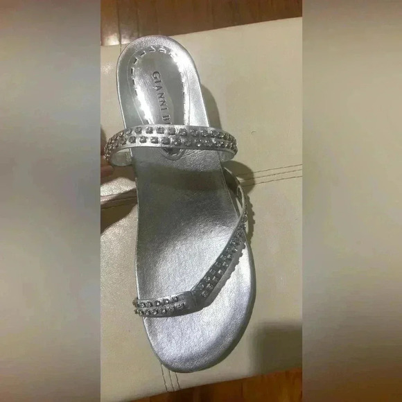 Gianni Bini Metallic Silver Thong Sandals with Rhinestones size 7.5M NWOT - Picture 6 of 10